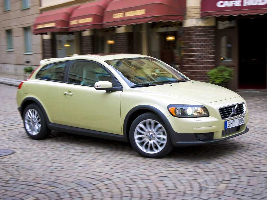 Volvo C30 был самым компактным представителем современного модельного ряда шведской марки, однако особого успеха на рынке он не добилcя и в 2013 году был снят с производства  Отвечают профессиональные эксперты портала