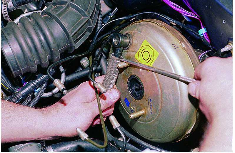 Проверка исправности функционирования, снятие и установка вакуумного усилителя тормозов | тормозная система | skoda felicia