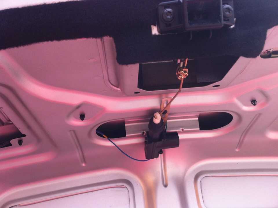 Рено флюенс не открывается багажник с кнопки ключа
