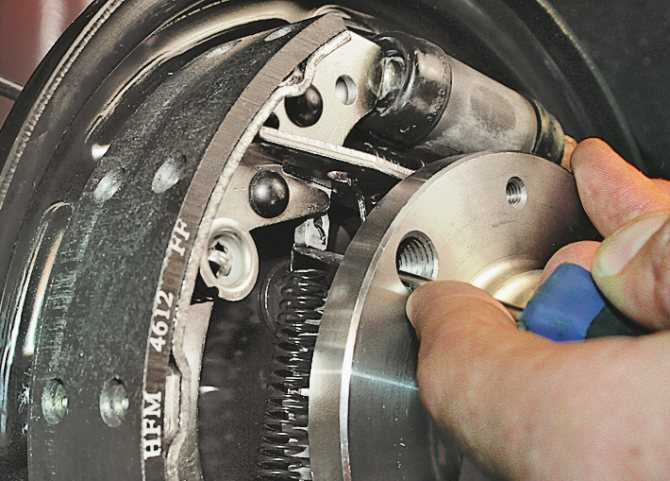Снятие, капитальный ремонт и установка колесных цилиндров задних тормозных механизмов