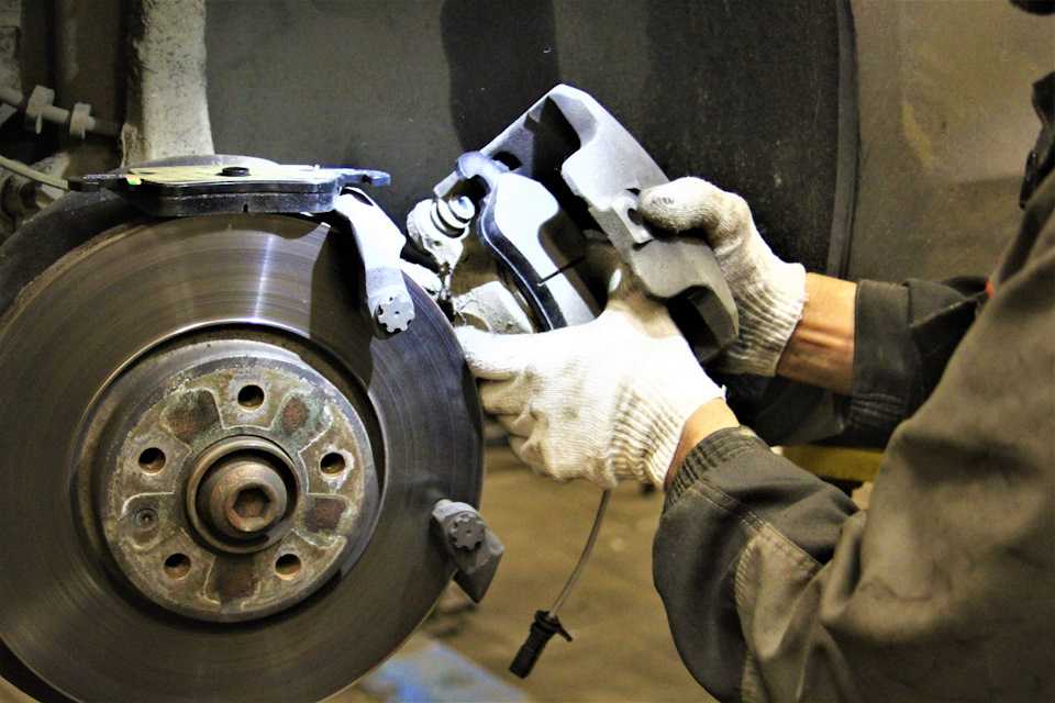 Замена колодок дисковых тормозных механизмов передних колес | тормозная система | skoda felicia