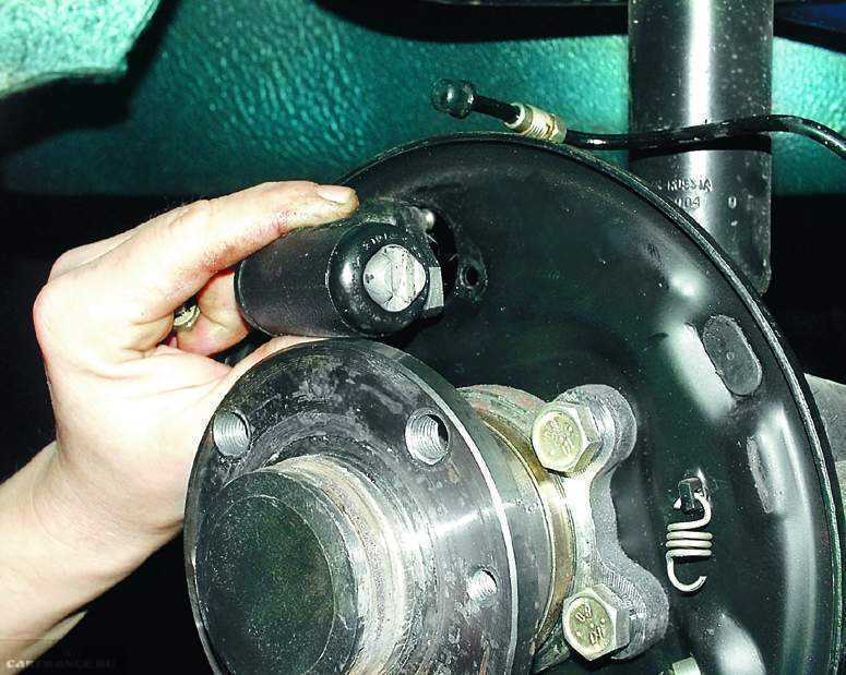 Skoda felicia снятие, капитальный ремонт и установка суппортов тормозных механизмов передних колес