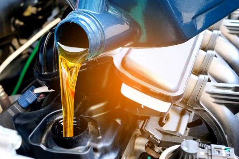 Доливать масло в горячий и холодный двигатель Новички автовладельцы часто спрашивают, можно ли доливать масло прямо в горячий двигатель Другие, которые