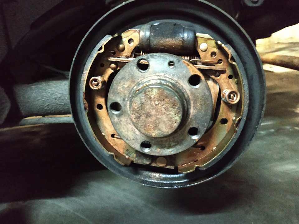 Тормозной механизм заднего колеса (барабанный)
