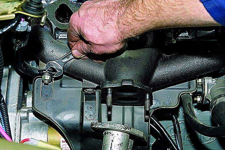 Skoda fabia: снятие верхнего кожуха двигателя - двигатель - инструкция по эксплуатации автомобиля skoda fabia