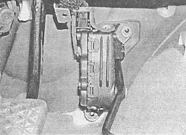 Снятие и установка впускной трубы двигателя