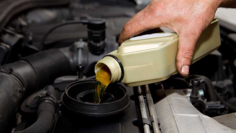 Как правильно доливать масло в двигатель?