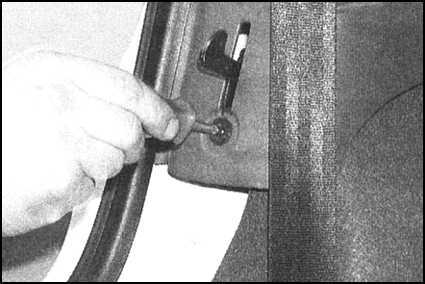Снятие и установка дверных ручек и компонентов замка
