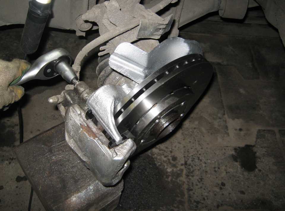 Skoda fabia: тормозной механизм заднего колеса (барабанный) - замена тормозных колодок - тормозная система - инструкция по эксплуатации автомобиля skoda fabia