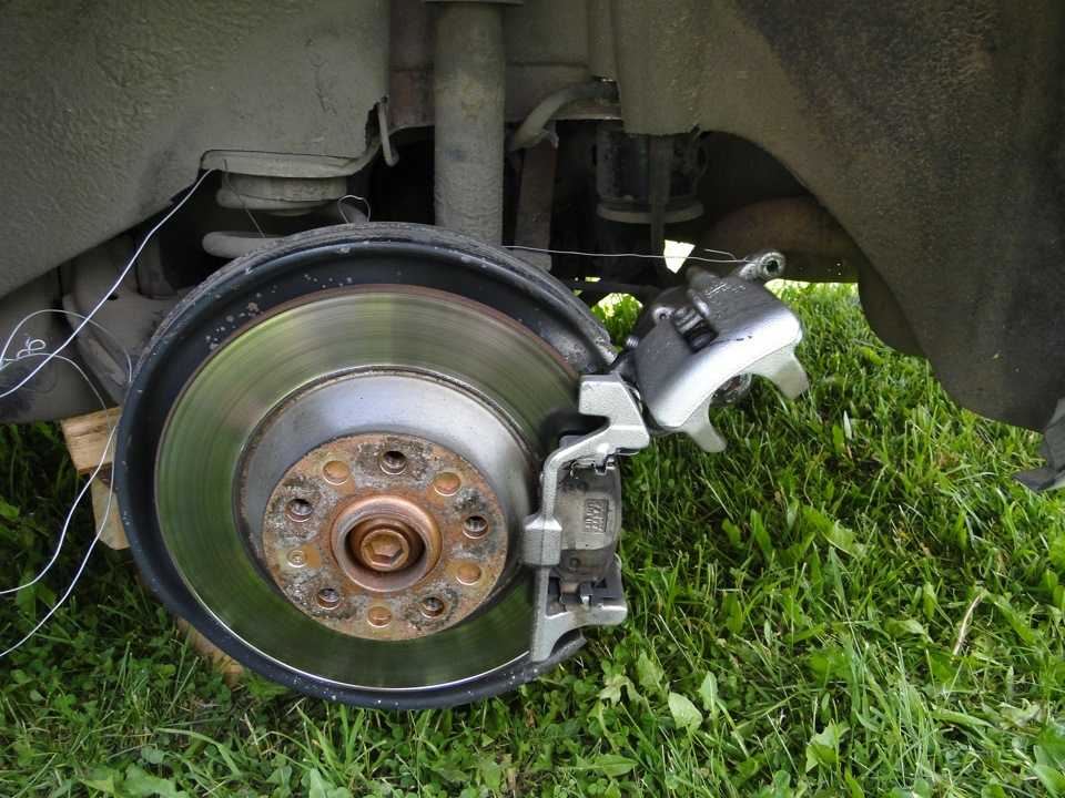 Снятие и установка колодок тормозных механизмов задних колёс