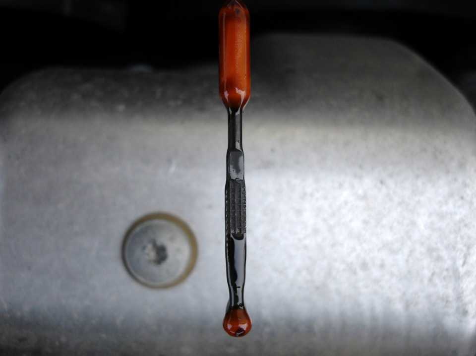 Ремонт шкода фабия : проверка уровня масла в картере двигателя skoda fabia