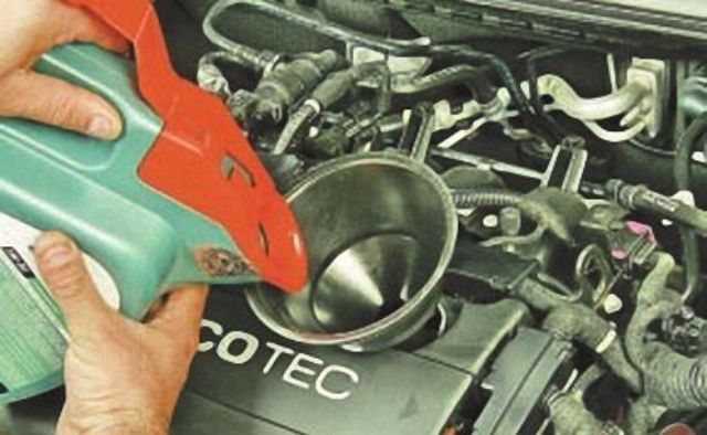 Доливать масло в горячий и холодный двигатель Новички автовладельцы часто спрашивают, можно ли доливать масло прямо в горячий двигатель Другие, которые