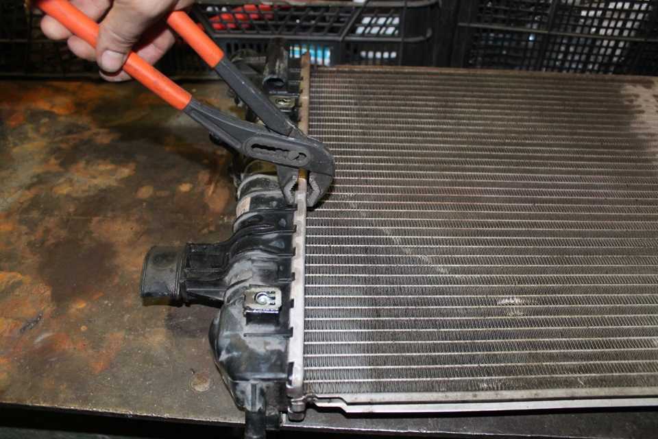 Чем заклеить алюминиевый радиатор автомобиля и его пластмассовые части