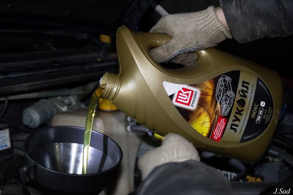 Как правильно долить масло в двигатель: можно ли доливать масло в горячий двигатель, куда заливать масло | dorpex.ru