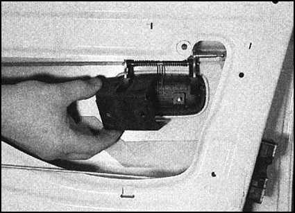 Skoda felicia снятие, установка и регулировка компонентов замка двери задка