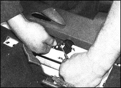 Skoda felicia: снятие и установка компонентов системы подушек безопасности - бортовое электрооборудование - руководство по эксплуатации, техническому обслуживанию и ремонту автомобиля skoda felicia