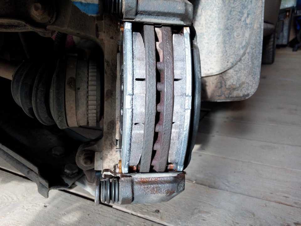 Замена колодок дисковых тормозных механизмов передних колес