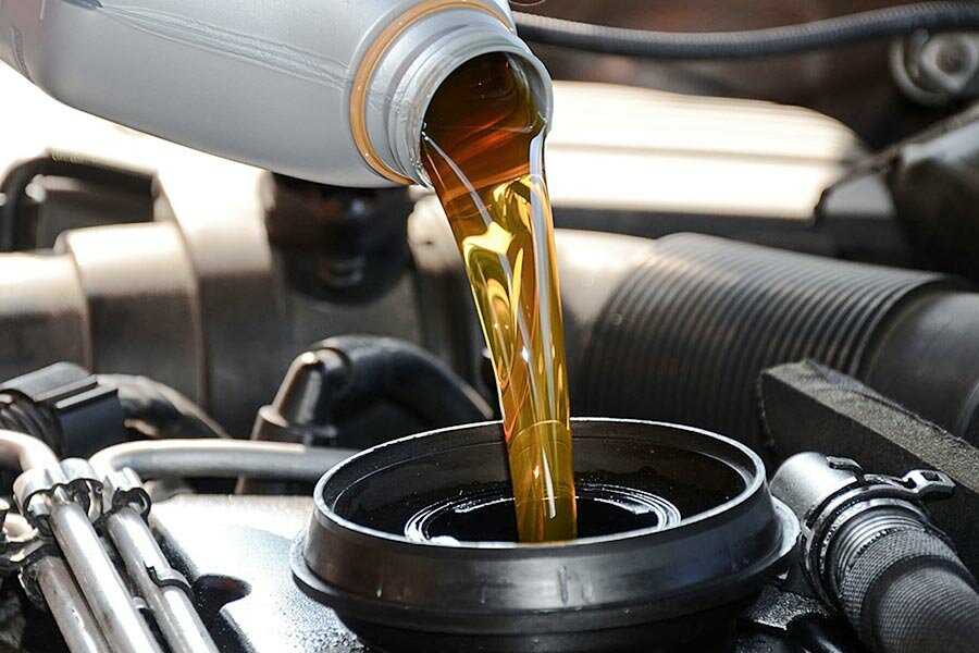 Можно ли доливать масло в горячий двигатель или холодный
