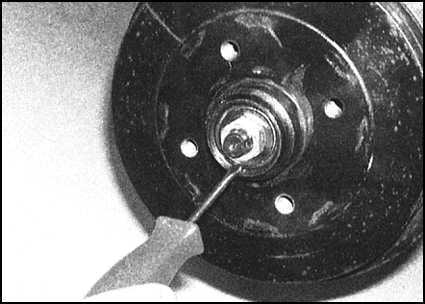 Skoda felicia снятие, проверка состояния и установка барабанов тормозных механизмов задних колес