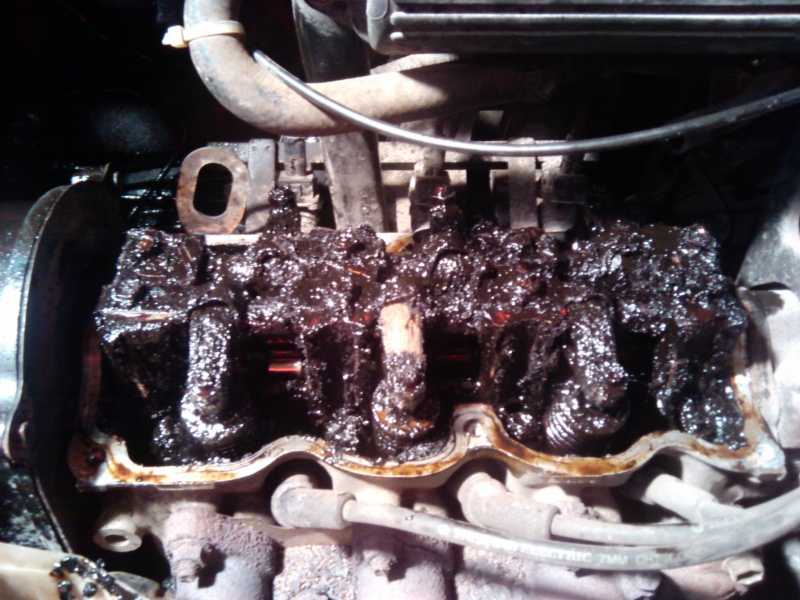 Выдавило моторное масло, причины, что делать Течь масла из двигателя как найти причину Начнем с того, что система смазки двигателя внутреннего сгорания