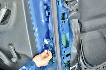Skoda fabia: передняя дверь - снятие и установка наружной ручки двери - кузов - инструкция по эксплуатации автомобиля skoda fabia