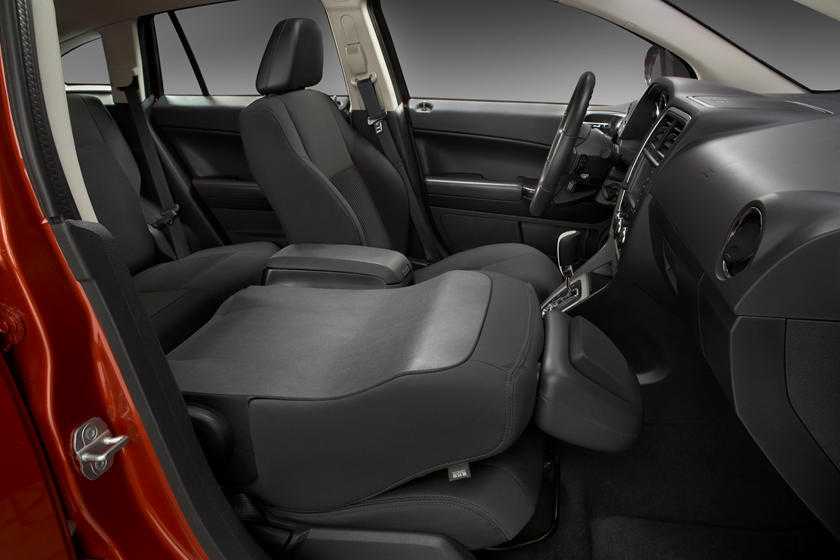 Инструкция по демонтажа обивки передних сидений на Dodge Caliber Полный перечень действий  Отвечают профессиональные эксперты портала