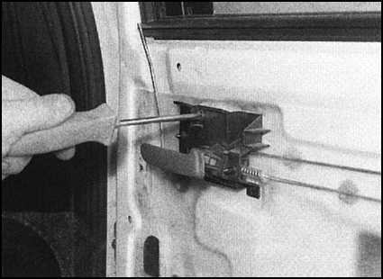Снятие, установка и регулировка компонентов замка двери задка